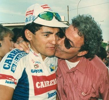 Ottorino Marianelli mentre abbraccia Chiappucci dopo una corsa 