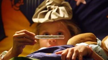 Una bambina a letto alle prese con l’influenza