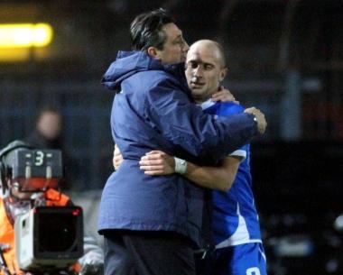 Alfredo Aglietti e il bomber Claudio Coralli celebrano insieme uno dei tre gol rifilati al Siena 