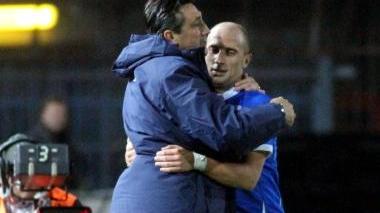 Alfredo Aglietti e il bomber Claudio Coralli celebrano insieme uno dei tre gol rifilati al Siena