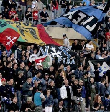 <b>TIFOSI</b> I supporter pisani in Curva Nord    