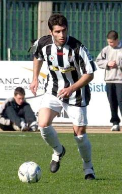 <b>NELLA TOP TEN DELLE PRESENZE.</b> Lorenzo Fiale in azione con la maglia del Viareggio e (a sinistra) mentre realizza un calcio di rigore 
