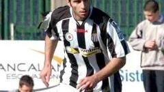 <b>NELLA TOP TEN DELLE PRESENZE.</b> Lorenzo Fiale in azione con la maglia del Viareggio e (a sinistra) mentre realizza un calcio di rigore