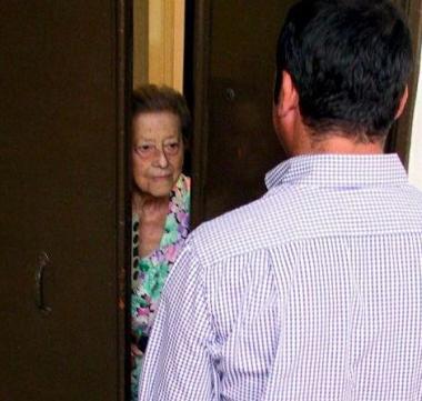 <b>CENSIMENTO.</b> Sopra, un rilevatore bussa alla porta di un cittadino A destra, Viareggio dallalto  