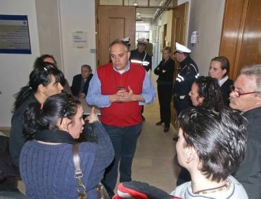 Lassessore al sociale Fantoni affronta la protesta in Comune 