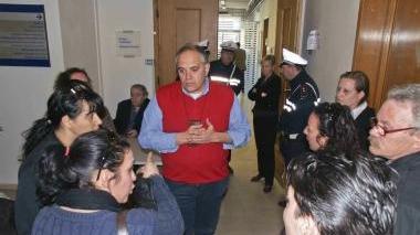 L’assessore al sociale Fantoni affronta la protesta in Comune