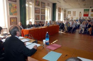 Il consiglio comunale di Pontremoli e in alto il vecchio istituto Tifoni         