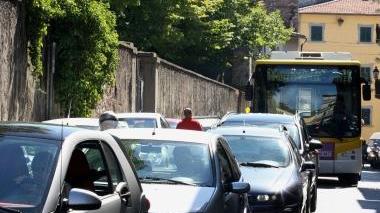 Sotto l’assessore Roberto Caverni A destra una Lam nel traffico