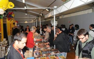 Appasionati negli stand dei Comics (sopra)      