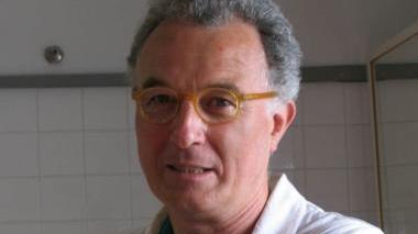 Il primario di ortopedia Mario Spinelli e, a destra, un’équipe medica durante un intervento chirurgico