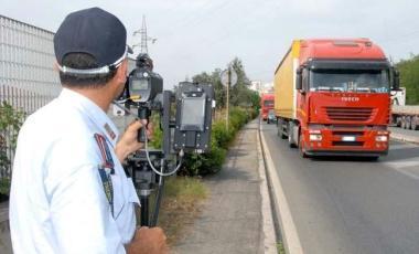 Una pattuglia della polizia municipale col telelaser Spesso una postazione su viale Unit&agrave; dItalia 