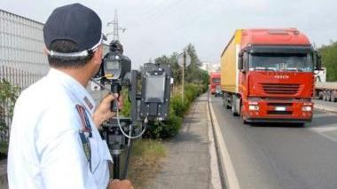 Una pattuglia della polizia municipale col telelaser Spesso una postazione su viale Unità d’Italia