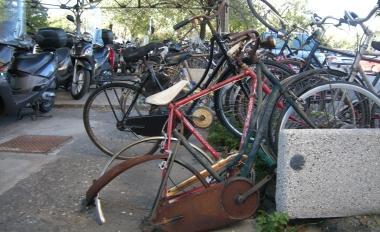 Le biciclette accatastate all’esterno della stazione
