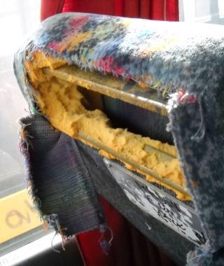 Vandali distruggono i sedili di un autobus di linea