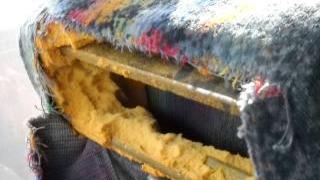 Vandali distruggono i sedili di un autobus di linea