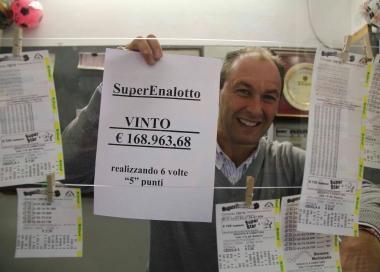 Montepremi ricco, anzi ricchissimo quello che la ricevitoria Astro di viale Carducci, ha regalato ai suoi ...