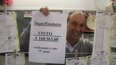 Montepremi ricco, anzi ricchissimo quello che la ricevitoria Astro di viale Carducci, ha regalato ai suoi ...