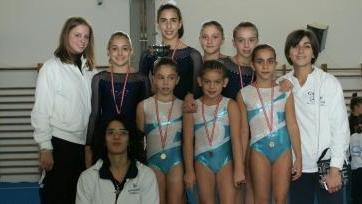 Le ragazze delle due squadre di serie C dell’Airone Argotape posano insieme alle loro istruttrici