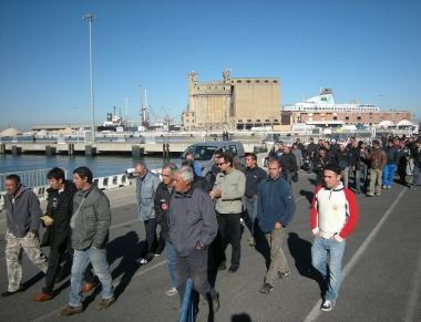 Il corteo di protesta dei pescatori al porto mediceo         