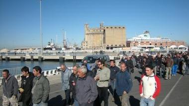 Il corteo di protesta dei pescatori al porto mediceo