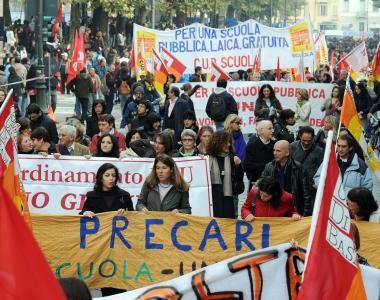 Un corteo contro i tagli ai fondi scolastici  