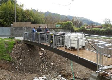 Le prove di carico per la passerella 