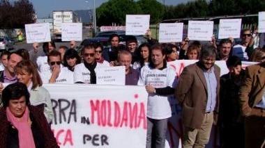 Lavoratori della C-Global durante una manifestazione