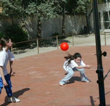 Ragazzi a scuola giocano a pallavolo  