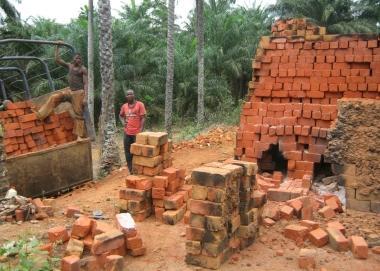 I lavori per la costruzione della scuola in Congo 