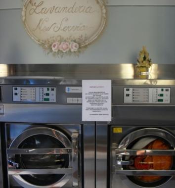 La lavanderia New Service a Cenaia    