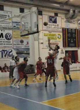 Unazione del Basket Cecina durante una partita di campionato 