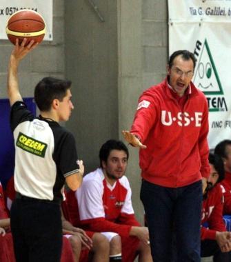 Francesco Mazzoni, coach dellUse, mentre detta le disposizioni ai suoi 