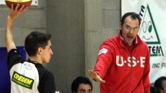Francesco Mazzoni, coach dell’Use, mentre detta le disposizioni ai suoi