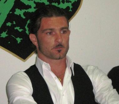 Luca Mosti in azione, a destra i tifosi della Massese 