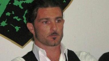 Luca Mosti in azione, a destra i tifosi della Massese