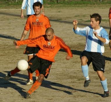 Carpinacci (Bonalaccia) va la tiro a destra unazione del San Piero in maglia bianca       