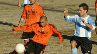 Carpinacci (Bonalaccia) va la tiro a destra un’azione del San Piero in maglia bianca