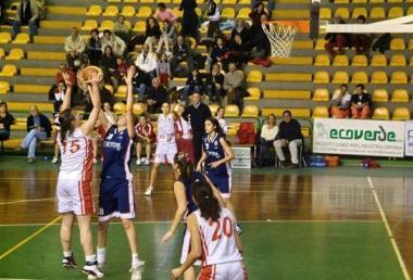 <b>IES SPORT </b>Qui accanto Francesca Franceschini al tiro    