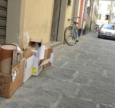 Sopra e in alto due esempi di raccolta differenziata 