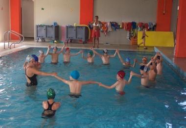 Bambini a lezione di nuoto nella piscina cascinese 