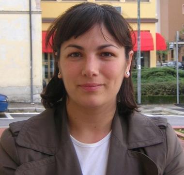 Sopra lassessore Rossella De Masi a destra traffico in centro   