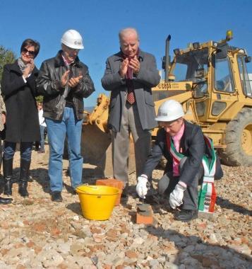 Il sindaco Gori posa la prima pietra del cantiere 