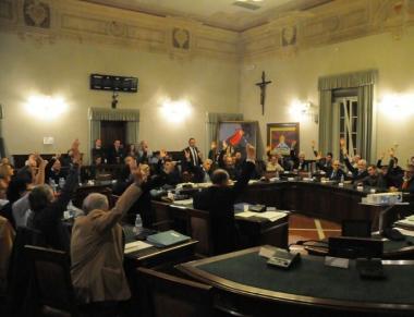 Una votazione in consiglio comunale a palazzo Santini (Vip)       