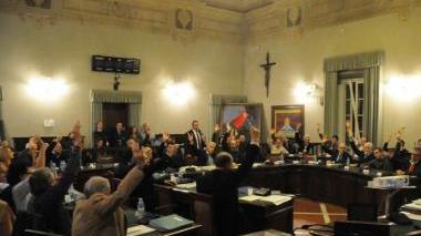 Una votazione in consiglio comunale a palazzo Santini (Vip)