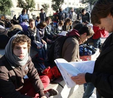 Hanno protestato con i libri in mano 