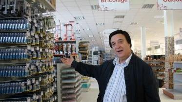 Roberto Cerri, uno dei due fratelli, nel nuovo punto vendita di via Filzi