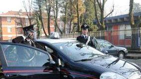 Sopra gli ambulatori del Sert di Massa In alto una pattuglia dei carabinieri
