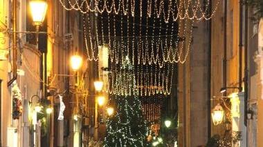 <b>LUCI.</b> Due esempi di addobbi natalizi nel centro di Pietrasanta