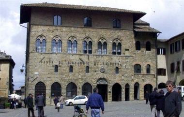 La sede della Cassa di risparmio di Volterra in piazza dei Priori 