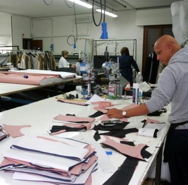 In alto linterno dellazienda Ultimo taglio e qui sopra Lia Vita mostra il cassonetto 